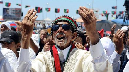 Die Lage in Libyen bleibt angespannt. Die Rebellen konnten Erfolge verzeichnen und Tripolis einkreisen, die Regierung reagierte jedoch mit dem Abschuss einer Scud-Rakete.