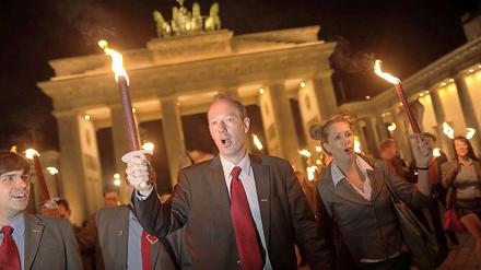 Martin Sonneborn und Genossen seiner Partei "Die Partei" veranstalteten Fackellauf durch das Brandenburger Tor.