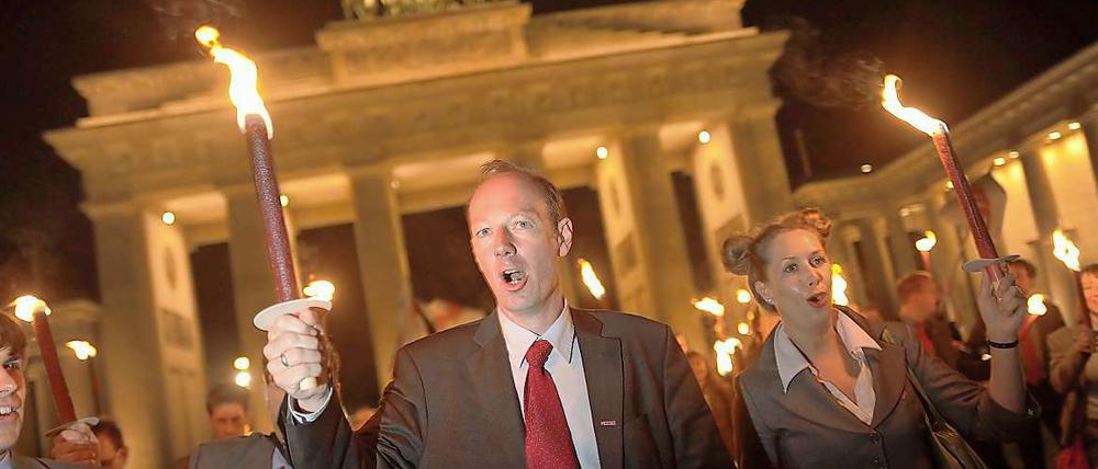 Martin Sonneborn und Genossen seiner Partei "Die Partei" veranstalteten Fackellauf durch das Brandenburger Tor.