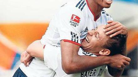 Endlich oben. Luiz Gustavo (l.) lässt sich von Rafinha für sein Tor feiern. Foto: dapd