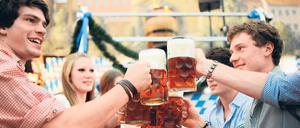 Bayern beduseln sich in Dachau.Foto: dpa