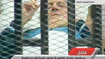 Im blauen Sportpullover statt in weißer Gefängniskleidung: Hosni Mubarak Foto: rtr