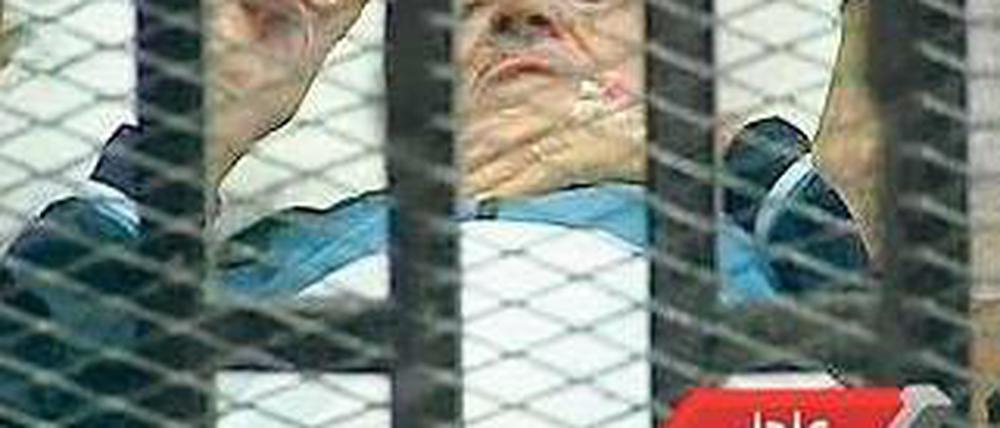 Im blauen Sportpullover statt in weißer Gefängniskleidung: Hosni Mubarak Foto: rtr