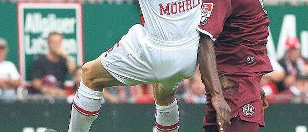 Orientierungslos. Lauterns Rodnei (r.) sucht gegen Augsburgs Möhrle den Ball. Foto: AFP