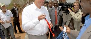Entwicklungsminister Dirk Niebel zeigte sich bei seinem Besuch im größten Flüchtlingscamp der Welt tief betroffen von dem Elend, das die Hungersnot am Horn von Afrika verursacht hat.