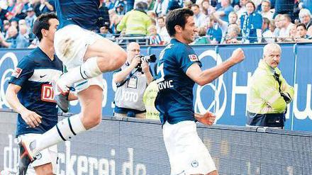 Eingesprungene Freude. Maik Franz bejubelt entschlossen das späte Ausgleichstor zum 2:2 von Andre Mijatovic (rechts).