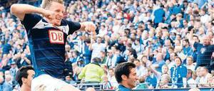 Eingesprungene Freude. Maik Franz bejubelt entschlossen das späte Ausgleichstor zum 2:2 von Andre Mijatovic (rechts).