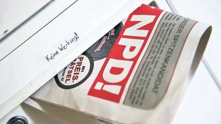 Nicht wirklich zu verbieten: Wahlwerbung der NPD in einem Berliner Briefkasten. Wie es zurzeit aussieht, kommt der TV-Spot der Partei nicht ganz so einfach ins Haus. Foto: dpa
