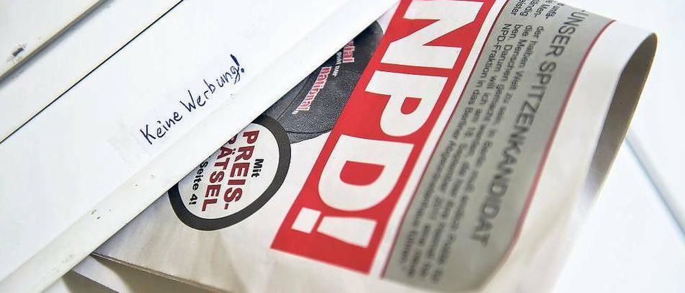 Nicht wirklich zu verbieten: Wahlwerbung der NPD in einem Berliner Briefkasten. Wie es zurzeit aussieht, kommt der TV-Spot der Partei nicht ganz so einfach ins Haus. Foto: dpa
