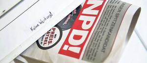 Nicht wirklich zu verbieten: Wahlwerbung der NPD in einem Berliner Briefkasten. Wie es zurzeit aussieht, kommt der TV-Spot der Partei nicht ganz so einfach ins Haus. Foto: dpa