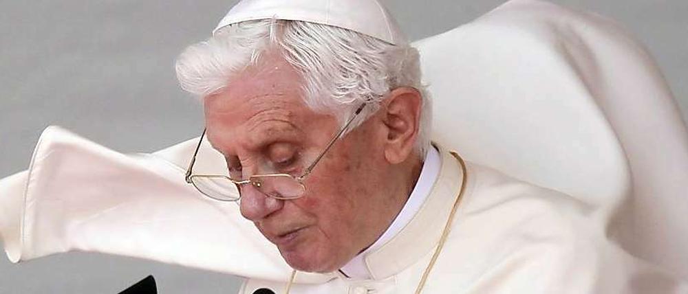 Bei seiner Ankunft in Madrid wurde der Papst umjubelt. In der Nacht zuvor aber war es zu heftigen Protesten von Papstgegnern gekommen.