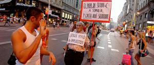 Wo der Heilige Stuhl ist, ist auch Protest. "Der Papst gibt Somalia 50000 Euro und spendet 50 Millionen hier", steht auf dem Schild des Mannes. "Hat Jesus von Steuern gelebt?", steht auf seiner Brust.