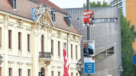 Provokante Nähe. Direkt vor dem Jüdischen Museum in Kreuzberg wirbt die NPD mit der Plakataufschrift: „Wehrt euch“. Wenige Meter weiter hängt das Plakat „Gas geben!“