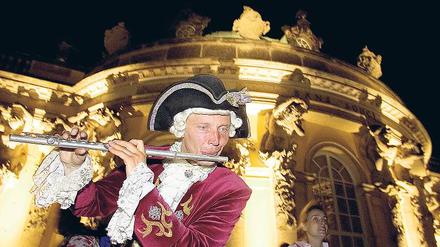 Kostümiert. Hunderte Künstler sind am Sonnabend wieder bei der Schlössernacht im Park Sanssouci unterwegs. Foto: Gordon Welters