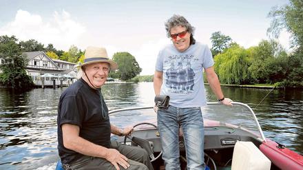 Nicht wasserscheu. Die Puhdys-Musiker Peter Meyer (mit Hut) und Dieter Hertrampf.