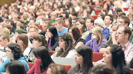 Auf Kosten sitzengeblieben. Bisher konnten junge Leute ihre Ausgaben fürs Erststudium nicht geltend machen.