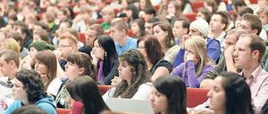 Auf Kosten sitzengeblieben. Bisher konnten junge Leute ihre Ausgaben fürs Erststudium nicht geltend machen.