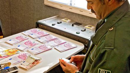 Die deutschen Behörden dürfen rückwirkend in der Schweiz lagerndes Schwarzgeld besteuern. Über Ähnliches verhandelt das Finanzministerium auch mit Lichtenstein.