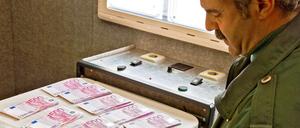 Die deutschen Behörden dürfen rückwirkend in der Schweiz lagerndes Schwarzgeld besteuern. Über Ähnliches verhandelt das Finanzministerium auch mit Lichtenstein.