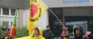 Viele Anwohner stören sich am Forschungsreaktor - so wie diese Aktivisten. Sie demonstrierten im Juli vor dem Eingang zum Helmholtz-Zentrum, dem Betreiber.