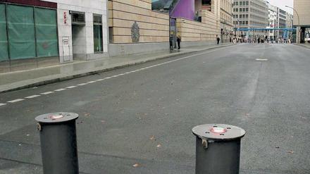 Die Poller sollen die britische Botschaft zum Beispiel vor Autobomben schützen. Aber wie lange noch, fragen sich viele. 