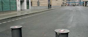 Die Poller sollen die britische Botschaft zum Beispiel vor Autobomben schützen. Aber wie lange noch, fragen sich viele. 