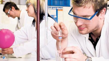Experiment mit ungewissem Ausgang. Wissenschaftliche Mitarbeiter an Hochschulen sind in der Regel nur befristet angestellt, der Weg zur Professur ist steinig. Initiativen kämpfen für bessere Arbeitsbedingungen. Im Bild Doktoranden an der TU Chemnitz. Foto: Keystone
