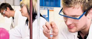 Experiment mit ungewissem Ausgang. Wissenschaftliche Mitarbeiter an Hochschulen sind in der Regel nur befristet angestellt, der Weg zur Professur ist steinig. Initiativen kämpfen für bessere Arbeitsbedingungen. Im Bild Doktoranden an der TU Chemnitz. Foto: Keystone