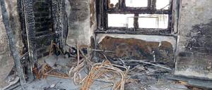 Folgen von Brandstiftung. Die Überreste eines angezündeten Kinderwagens in Neukölln. 