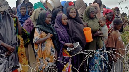 27.07.2011: Bei einer Geberkonferenz an diesem Mittwoch sollen 1,6 Milliarden Euro für die Hungernden in Ostafrika eingeworben werden. Die erste Maschine konnte wegen Zollproblemen nicht starten