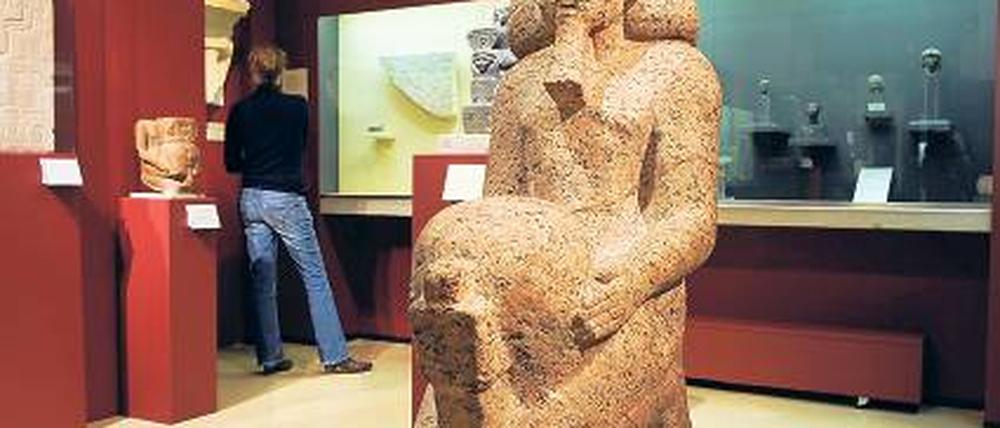 Unreine Haut. Hatschepsut-Figur des Ägyptischen Museums Berlin. Foto: dpa