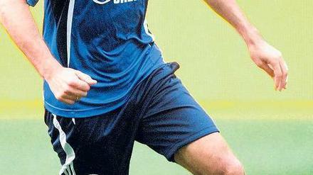 Ein Könner am Ball. Doch der neue Schalke-Trainer, Ralf Rangnick, hat den Weltstar Raúl als ein Problem in seinem laufintensiven Spielsystem ausgemacht. Foto: dpa