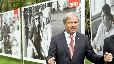 Klaus Wowereit war zunächst nur vor den Wahlplakaten der SPD zu sehen.