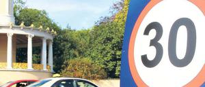 Wahlplakat oder Verkehrszeichen? Manche Autofahrer soll dieses vermeintliche Tempo-30-Schild nahe der Glienicker Brücke in Wannsee verwirrt haben.