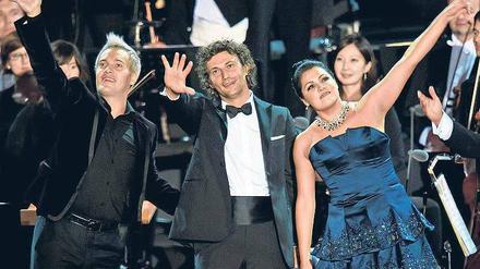 Ménage á trois. Erwin Schrott, Jonas Kaufmann und Anna Netrebko am Dienstag in Berlin. Foto: dapd