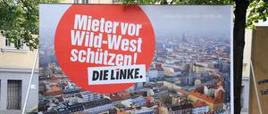 Klaus Wowereit wirft der Linken vor, mit diesem Plakat alte Ost-West-Gräben aufzureißen.