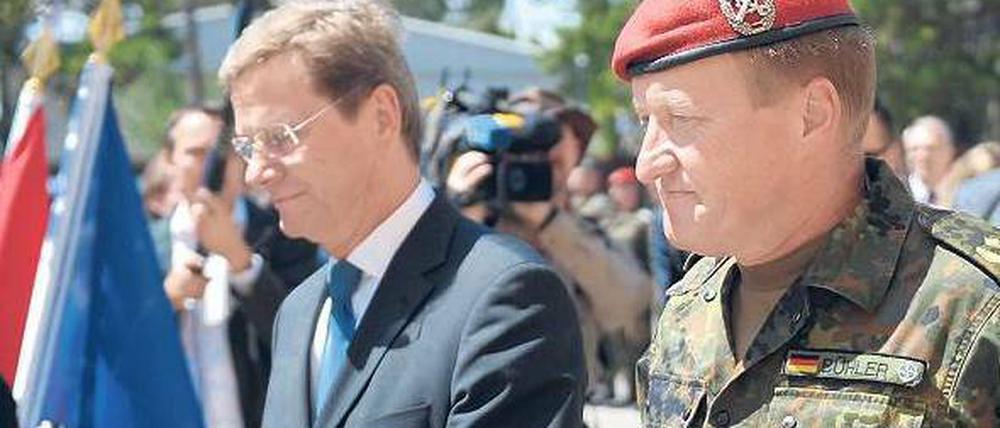 Seite an Seite. Außenminister Guido Westerwelle (links) und Kfor-Kommandant Erhard Bühler vergangene Woche in Pristina. Foto: dpa