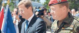 Seite an Seite. Außenminister Guido Westerwelle (links) und Kfor-Kommandant Erhard Bühler vergangene Woche in Pristina. Foto: dpa