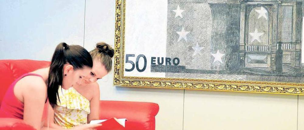 Der Euro – ein Fall fürs Museum? Das meint zumindest der Designer Alexsander Brezlan. Sein Bild einer 50-Euro-Note ist derzeit an der Universität Ljubljana ausgestellt. Foto: Reuters
