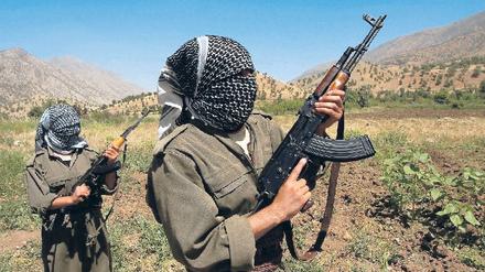 Unter Kontrolle der Kurdenrebellen. Ein PKK-Kämpfer patrouilliert in den irakischen Kandil-Bergen. Archivfoto: AFP