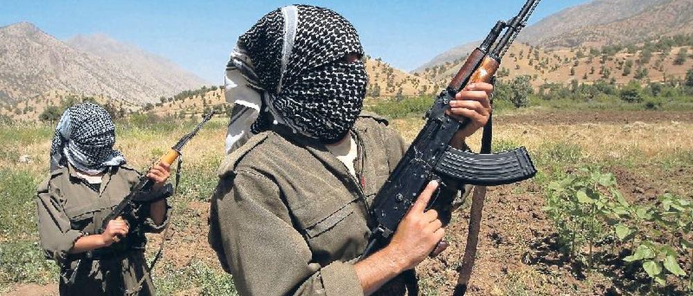 Unter Kontrolle der Kurdenrebellen. Ein PKK-Kämpfer patrouilliert in den irakischen Kandil-Bergen. Archivfoto: AFP