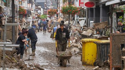 Anwohner in Ahrweiler versuchen, ihre Häuser vom Schlamm zu befreien. 