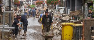 Anwohner in Ahrweiler versuchen, ihre Häuser vom Schlamm zu befreien. 