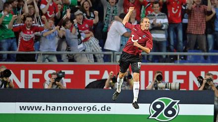 Jan Schlaudraff, Mann des Abends in Hannover, bejubelt den ersten seiner zwei Treffer.