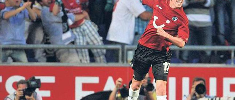 Europa kann auch Spaß machen dieser Tage. Jan Schlaudraff erzielte zwei Treffer und feiert mit den Fans in Hannover. Foto: dpa