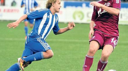 Auf und vorbei. Helsinkis Pukki (l.) umkurvt Papadopoulos und trifft zum 1:0. Foto: AFP