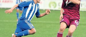 Auf und vorbei. Helsinkis Pukki (l.) umkurvt Papadopoulos und trifft zum 1:0. Foto: AFP