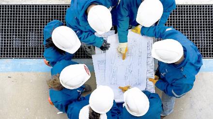 Teil des Teams werden Zeitarbeitnehmer in der Regel nur, wenn sie länger bei ein und derselben Entleihfirma bleiben. Junge Berufsstarter stört das oft nicht – im Gegenteil. Sie lernen auf diese Weise verschiedene Unternehmen und Einsatzfelder kennen. Foto: picture-alliance/dpa