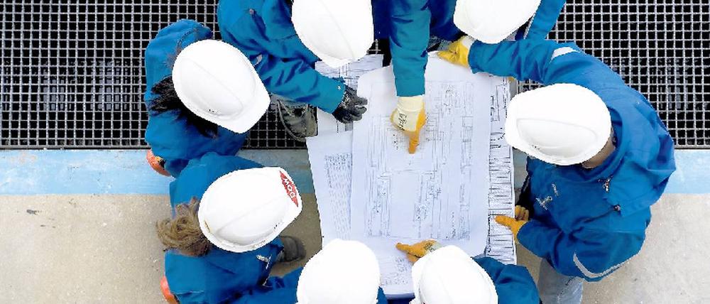 Teil des Teams werden Zeitarbeitnehmer in der Regel nur, wenn sie länger bei ein und derselben Entleihfirma bleiben. Junge Berufsstarter stört das oft nicht – im Gegenteil. Sie lernen auf diese Weise verschiedene Unternehmen und Einsatzfelder kennen. Foto: picture-alliance/dpa