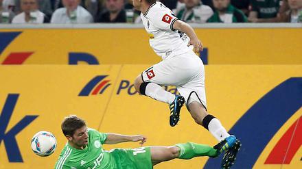 Mönchengladbachs Tony Jantschke (r.) kämpft mit Wolfsburgs Thomas Hitzelsperger um den Ball.